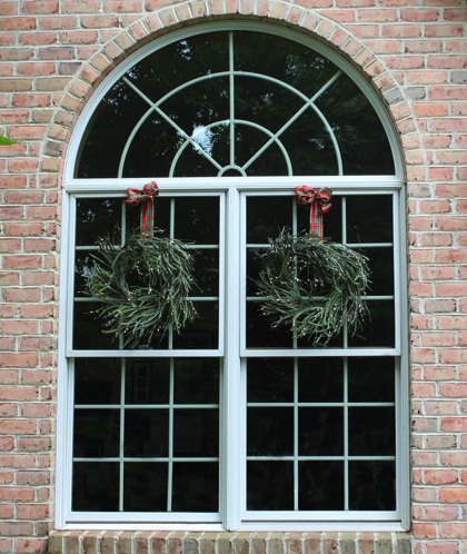 Wreath Pro hanging wreath on windows
